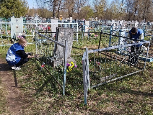 Волонтеры Победы Комсомольского района убрались на могилах участников Великой Отечественной войны